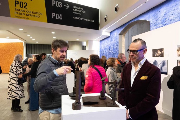 El director general de Cultura del Gobierno de Aragón, Peddro Olloqui, en la exposición 'Artistas por la paz'.