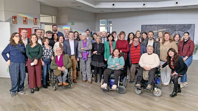 Imagen del foro del Ayuntamiento junto a colectivos de personas discapacitas de Jaén.