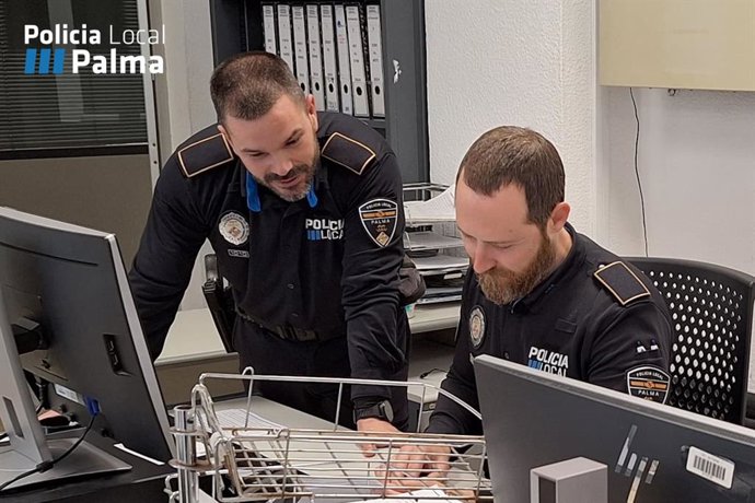 Dos agentes de la Policía Local de Palma.