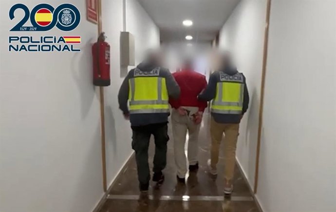 El ahora detenido se adentraba en las oficinas bancarias y tras dirigirse a los empleados ubicados en la ventanilla, les mostraba una botella amenazándoles con verterles “ácido” si no le facilitaban el dinero.