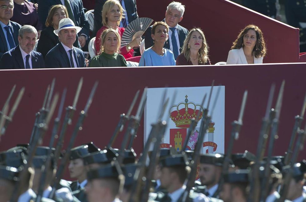 Archivo - La presidenta de la Comunidad de Madrid, Isabel Díaz Ayuso (1d); la presidenta de la JUnta de Extremadura, María Guardiola (2d), junto a otros líderes autonómicos, en una imagen de archivo