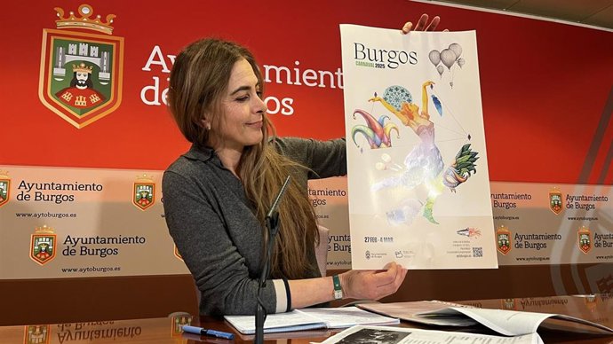 Carolina Álvarez con el cartel del Carnaval de Burgos 2025.