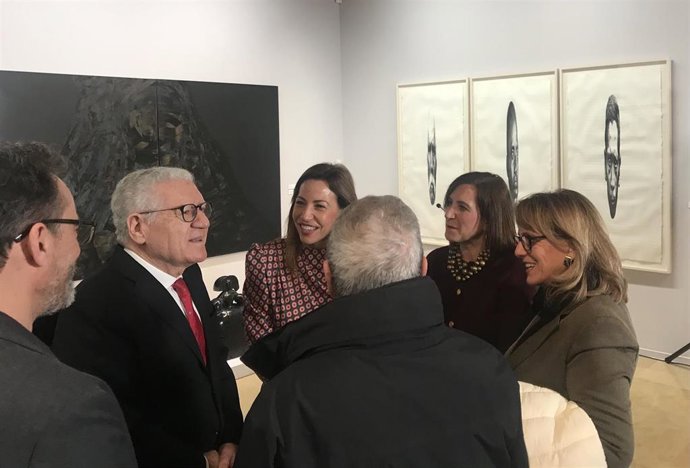 La alcaldesa de Zaragoza, Natalia Chueca; y el coleccionista y publicista Lluis Bassat, presentan la exposición de La Lonja