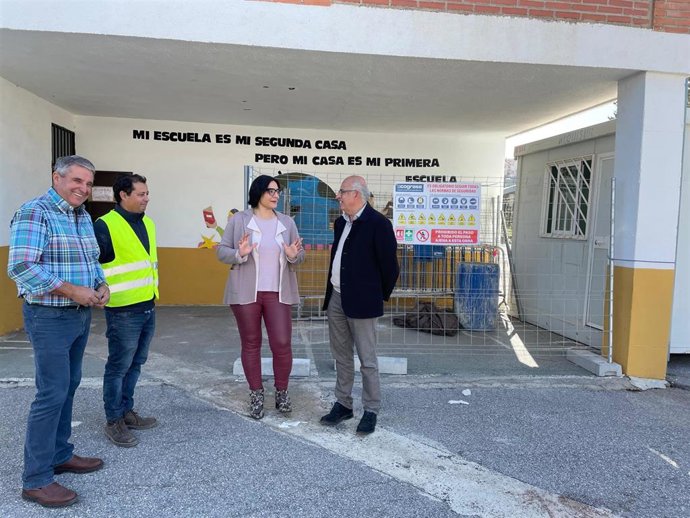 La delegada de Desarrollo Educativo, María José Martín Gómez, visita el CEIP Isabel la Católica de La Zubia (Granada)