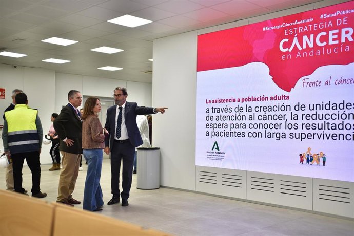 La delegada de la Junta ha aportado estos datos tras visitar este jueves los trabajos de ampliación del Hospital de la Axarquía, que encaran su recta final tras una inversión de casi cuatro millones de euros.