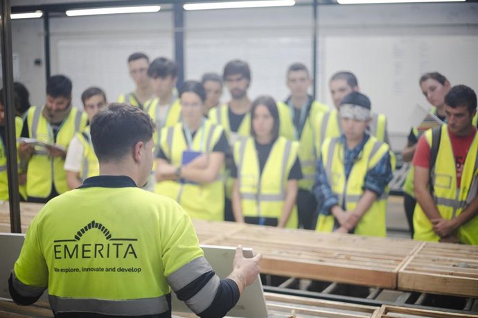 Archivo - Emerita enseña el trabajo de la compañía.