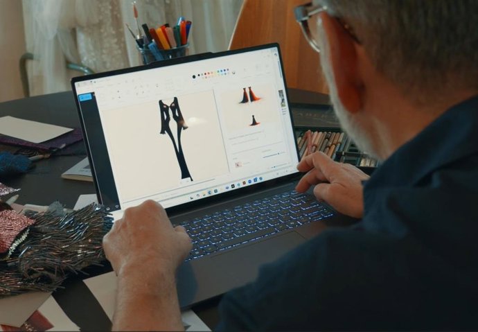 O designer de moda Duyos com um laptop Lenovo Yoga Slim 7i: Aura Edition