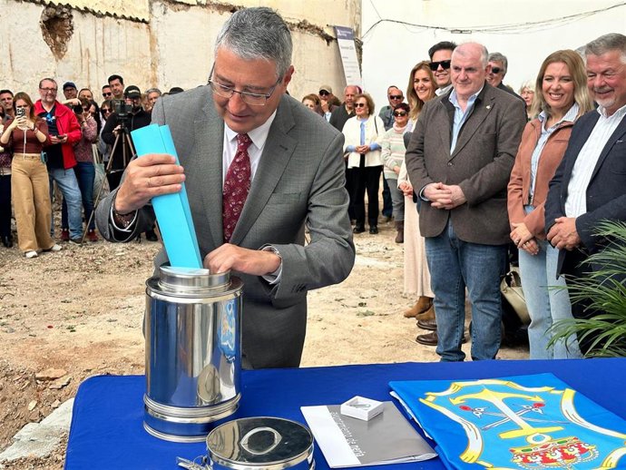 El presidente de la Diputación de Málaga, Francisco Salado, en el acto de colocación de la primera piedra de la nueva biblioteca municipal de Nerja