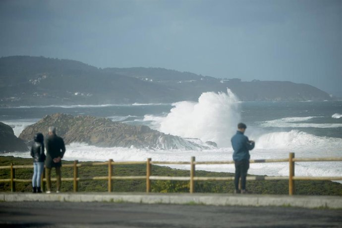 Archivo - Oleaje durante el paso de la borrasca 'Ciarán', a 2 de noviembre de 2023, en Sabón, Arteijo, A Coruña, Galicia (España). La borrasca 'Ciarán' está provocando a su paso por Galicia un reguero de incidencias, más de 500 gestionadas desde la centra