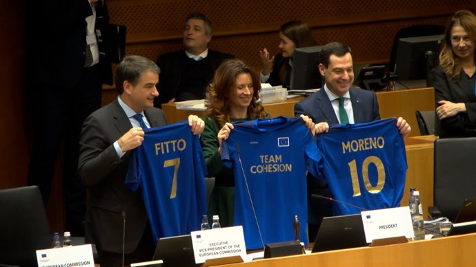 Juanma Moreno y Kata Tutto posan con camisetas en el Parlamento Europeo en su primer pleno tras su elección para liderar el Comité de las Regiones hasta 2030