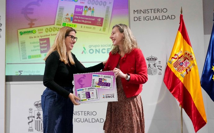 La vicepresidenta de Igualdad, Recursos Humanos y Cultura Institucional, e Inclusión Digital de la ONCE, Patricia Sanz, ha entregado una lámina enmarcada con los cupones dedicados al Día Internacional de las Mujeres y al Día de la Igualdad Salarial.
