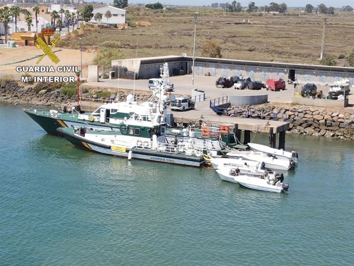 Archivo - Imagen de archivo de una embarcación de la Guardia Civil en una operación en la costa de Huelva.