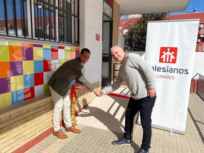 El delegado de Desarrollo Educativo, Formación Profesional, Universidad, Investigación e Innovación, Francisco José Solano, en la inauguración de la nueva aula específica del colegio San Agustín de Linares.
