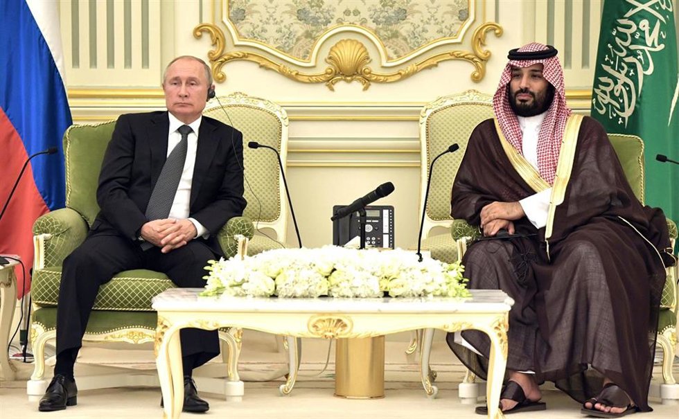 Archivo - Imagen de archivo del presidente de Rusia, Vladimir Putin, durante un encuentro con el príncipe heredero de Arabia Saudí, Mohamed bin Salman