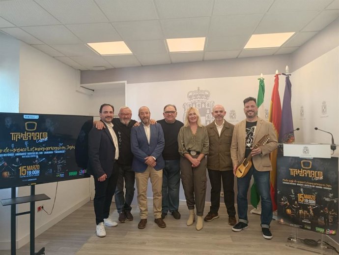 Foto familiar de la presentación del concierto homenaje al grupo Tiahuanaco.