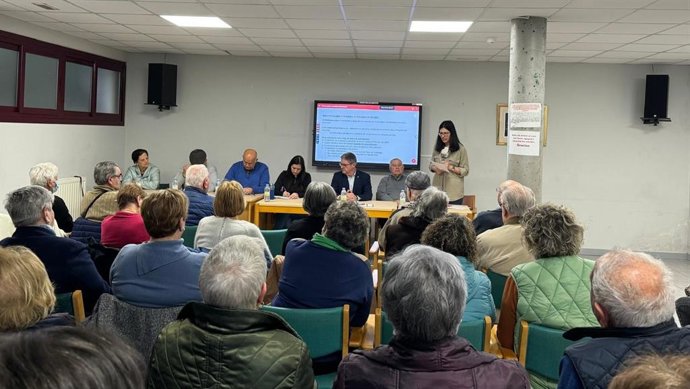 El director general de Promoción de la Autonomía Personal y Mayores, Enrique Rodríguez Nuño (tercero por la derecha en la mesa ) durante el acto para presentar el programa de actividades de los centros sociales.
