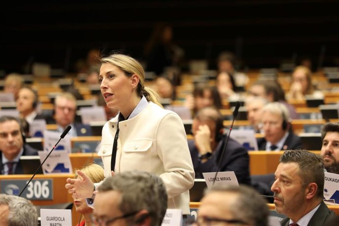 La presidenta de Extremadura, María Guardiola, en el pleno del Comité de las Regiones, en Bruselas.
