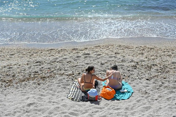 Archivo - Unas chicas toman el sol en bañador junto al mar aprovechando las altas temperaturas, a 11 de marzo de 2023, en Murcia, Región de Murcia (España). 