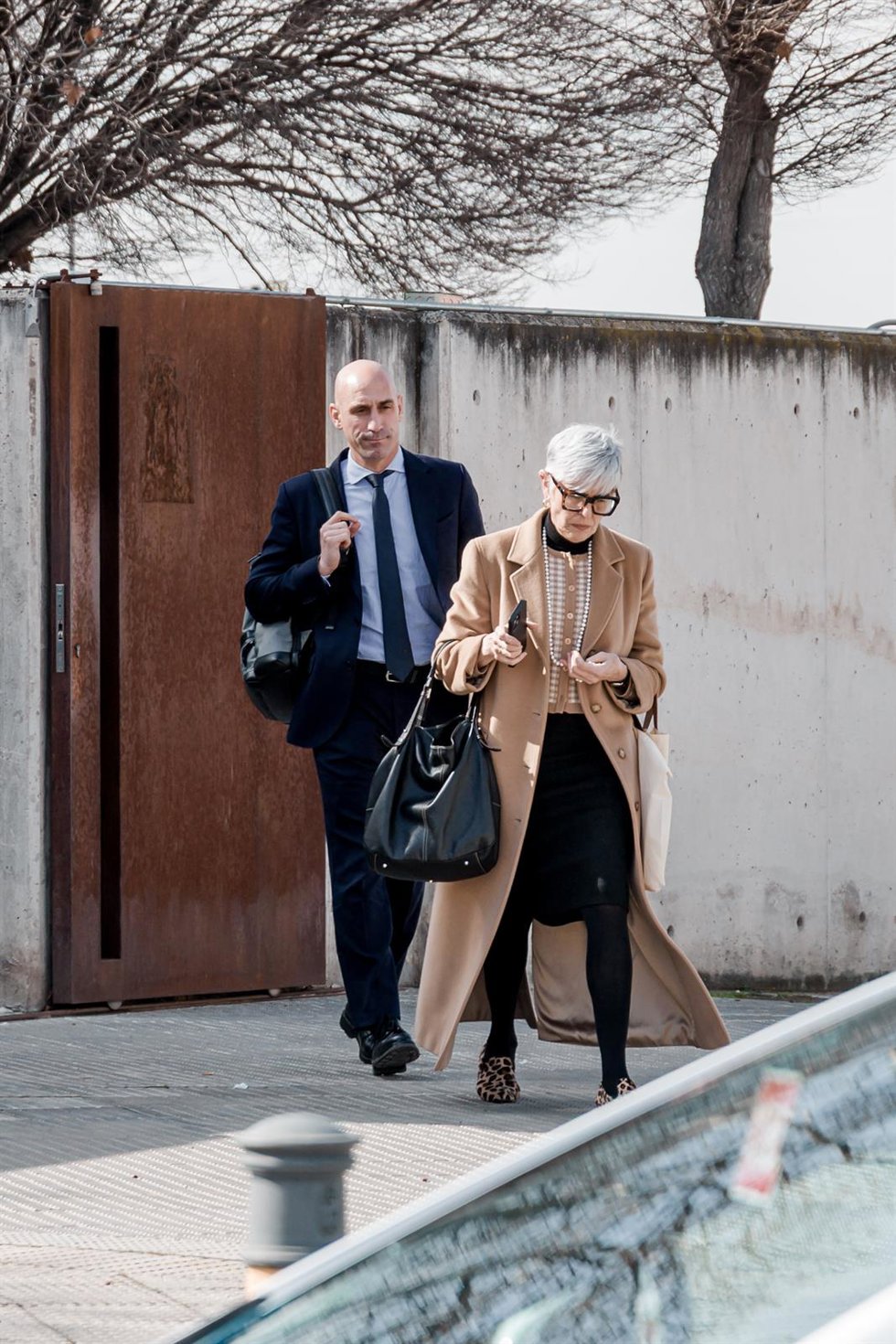 El expresidente de la Real Federación Española de Fútbol (RFEF) Luis Rubiales y su abogada, Olga Tubau, salen de una nueva jornada del juicio contra Rubiales