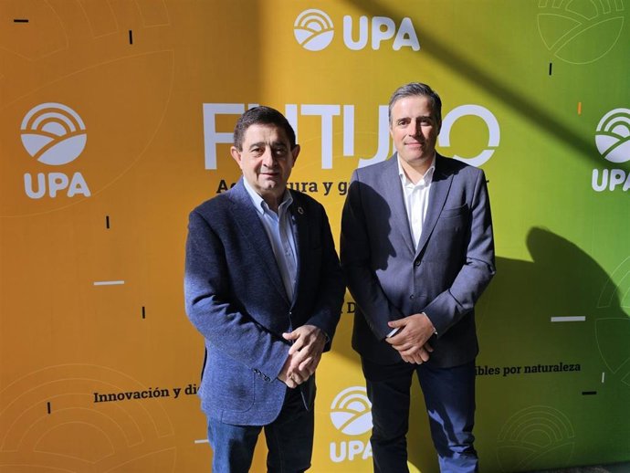 Imagen del presidente de la Diputación Provincial de Jaén, Paco Reyes, junto a Cristóbal Cano tras su elección como secretario general de la Unión de Pequeños Agricultores y Ganaderos (UPA) a nivel nacional.