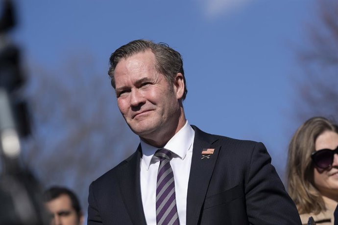 4 de fevereiro de 2025, Washington, Distrito de Columbia, EUA: O conselheiro de segurança nacional Michael Waltz fala à mídia do lado de fora da ala oeste da Casa Branca em Washington, DC, em 4 de fevereiro de 2025
