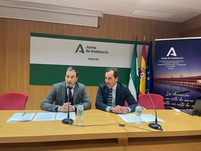 El delegado de Desarrollo Educativo y Formación Profesional de la Junta en Huelva, Carlos Soriano, en el 'Desayuno Dualiza' para presentar a las empresas de la provincia la la FP Dual.