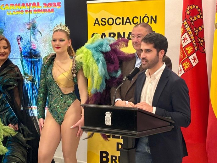 El concejal de Cultura e Identidad, Diego Avilés, presenta la programación del Carnaval de Llano de Brujas