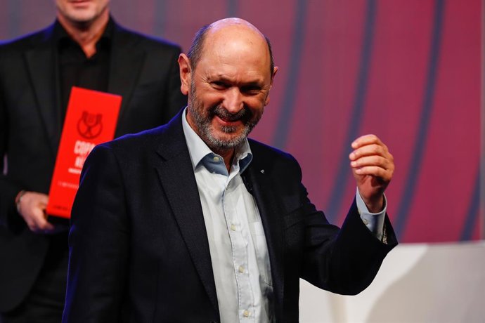 Rafael Louzan, presidente da RFEF (Real Federação Espanhola de Futebol), gesticula durante o sorteio da Copa do Rei na Ciudad del Futbol em 12 de fevereiro de 2025 em Madri, Espanha.