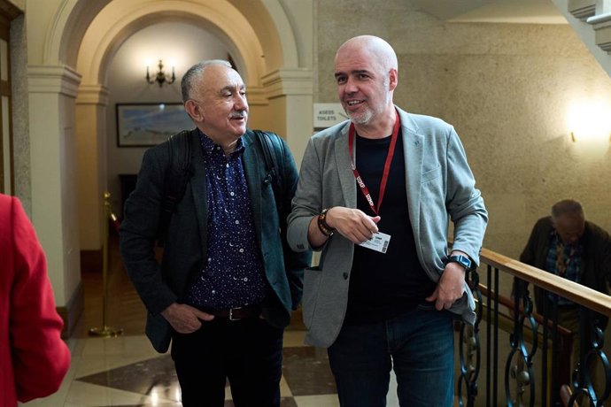 Archivo - Los secretarios generales de UGT y CCOO, Pepe Álvarez (i) y Unai Sordo (d).