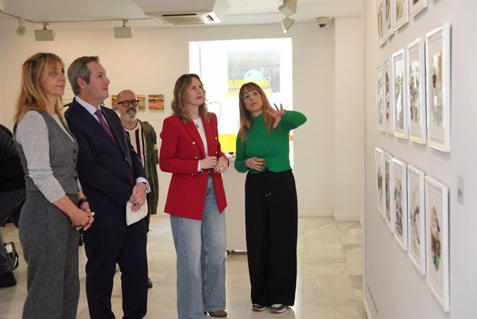 La diputada de Cultura, Vanesa Beltrán, visita la exposición 'La presencia de la ausencia' en la Sala Rivadavia de la Diputación de Cádiz