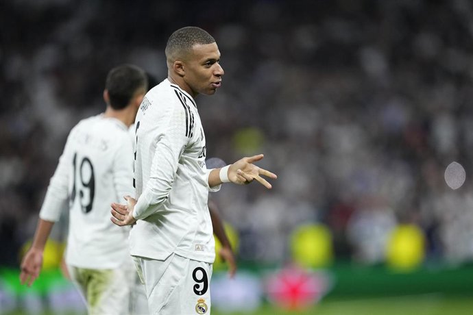 El delantero del Real Madrid Kylian Mbappé celebra un 'hat-trick' ante el Manchester City en la vuelta del 'playoff' de la Champions League 2024/25 en el Santiago Bernabéu.