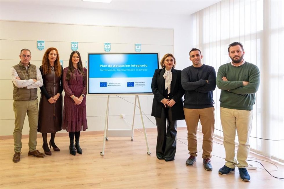 La alcaldesa de Torremolinos (Málaga), Margarita del Cid, acompañada por miembros de su equipo de Gobierno, ha dado a conocer el Plan de Actuación Integrado 'Torremolinos, transformando el paraíso', que supondría una inversión de más de 15 millones