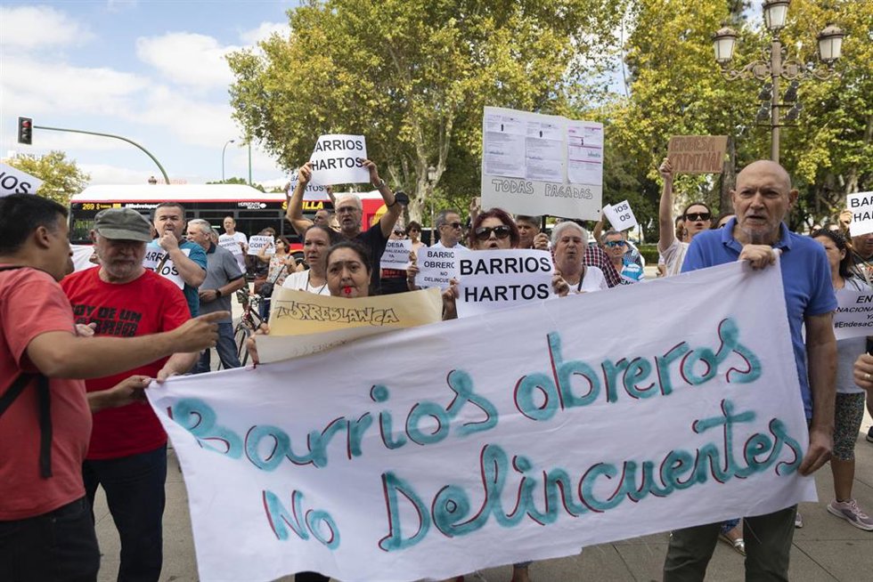 Archivo - Imagen de archivo de vecinos de barrios vulnables afectados por cortes de luz durante una protesta.