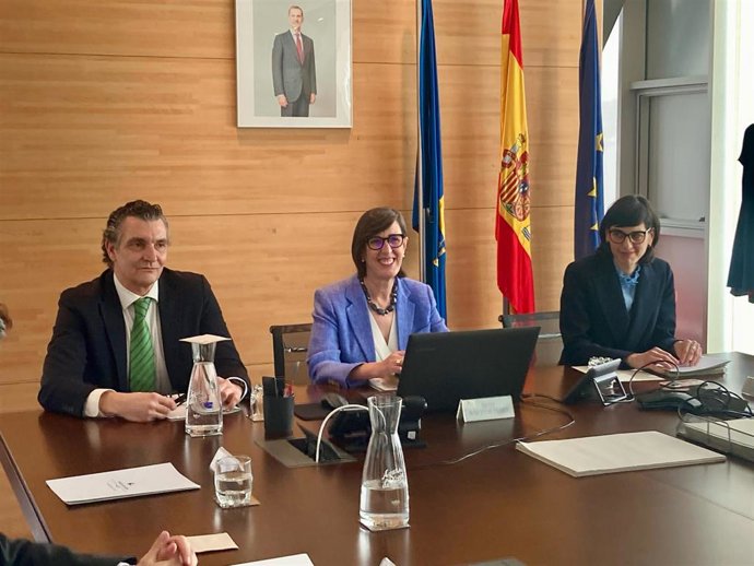 La presidenta de la Autoridad Portuaria de Gijón (APG), Nieves Roqueñí (centro), junto a José Luis Barettino y Lucía López, nombrados director general y secretaria del Consejo de Administración de El Musel.