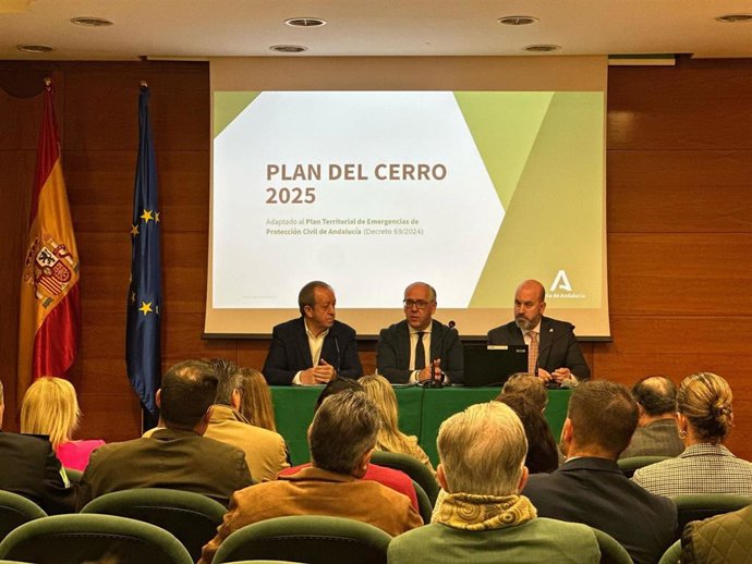 Imagen del delegado del Gobierno de la Junta de Andalucía en Jaén, Jesús Estrella, en la reunión del Plan del Cerro.