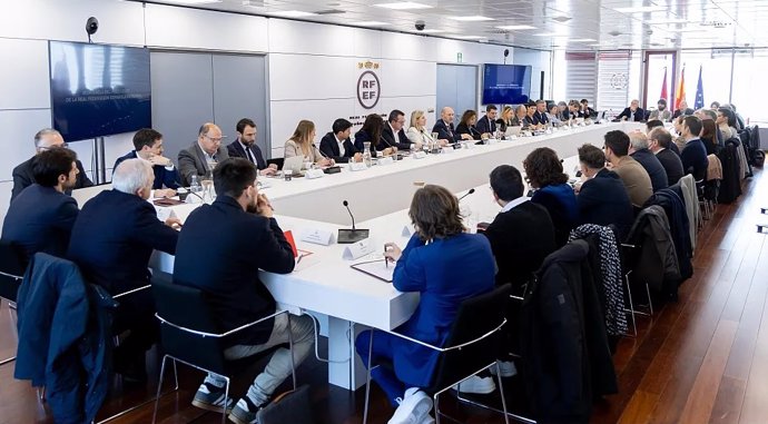 Imagen de la reunión entre la RFEF, Liga F y los clubes profesionales femeninos