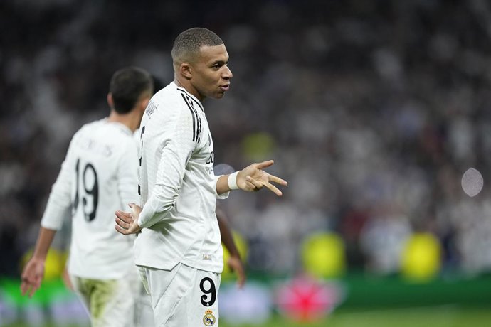Kylian Mbappe, do Real Madrid, comemora um gol durante a partida de volta do mata-mata da Liga dos Campeões da UEFA 2024/25 entre Real Madrid CF e Manchester City, no estádio Santiago Bernabeu, em 19 de fevereiro de 2025, em Madri, Espanha.