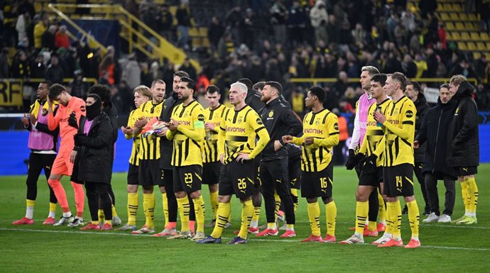 19 February 2025, North Rhine-Westphalia, Dortmund: Dortmund's players thank the fans after the UEFA Champions League layoff second leg soccer match between Borussia Dortmund and Sporting Lisbon at the Signal Iduna Park. Photo: Bernd Thissen/dpa