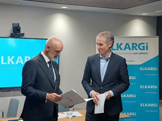 El presidente de Elkargi, Lander Arteche, y su director general, Zenon Vázquez, en una rueda de prensa en Bilbao.