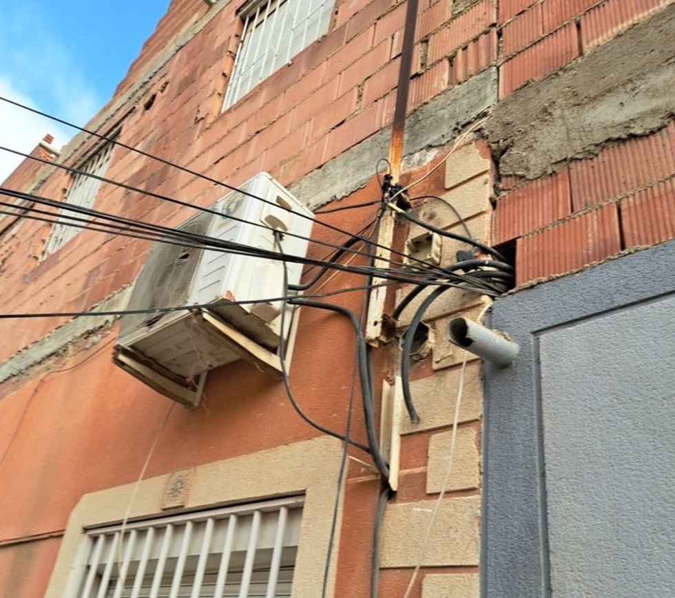 Enganches irregulares desconectados en Los Almendros, en Almería.