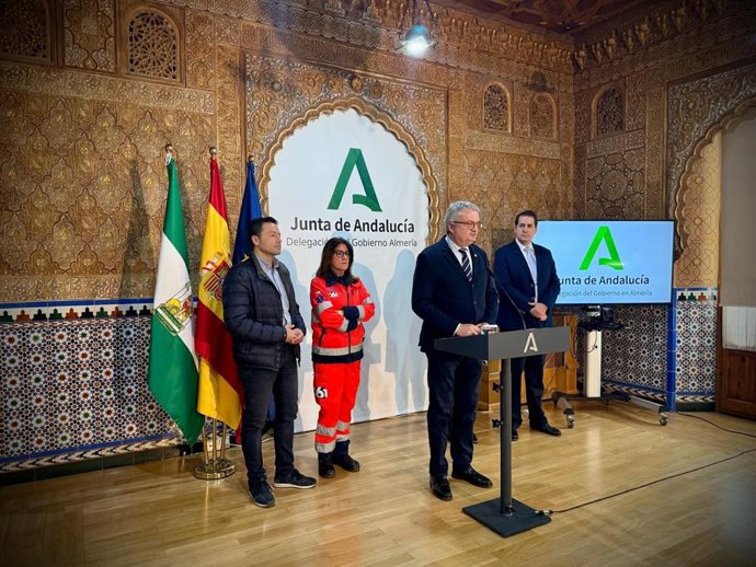 El delegado de Salud y Consumo de la Junta en Almería, Juan de la Cruz Belmonte, durante la rueda de prensa.