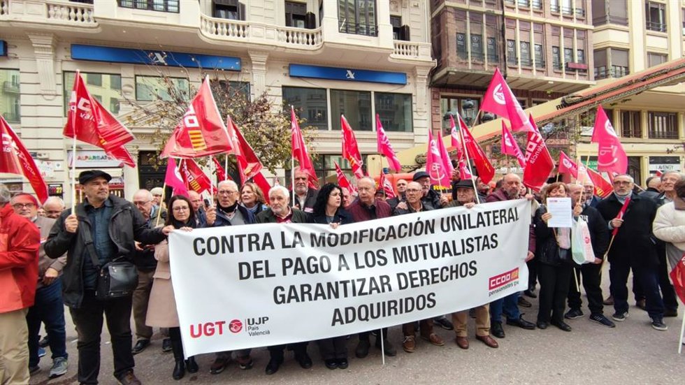Concentración de UGT y CCOO en Valncia contra la modificación del pago de las devoluciones del IRPF a los mutualistas