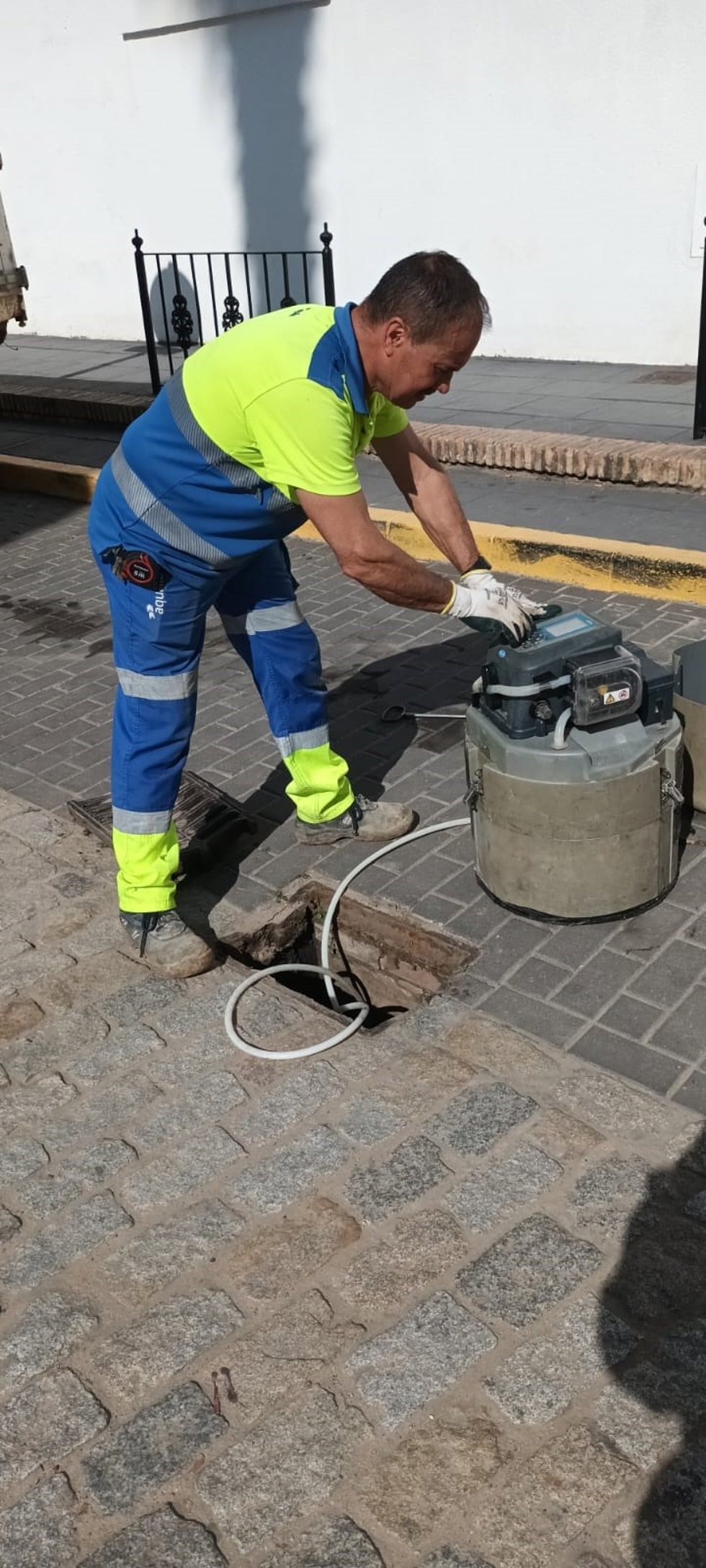 Trabajador de Aqualia controlando posibles vertidos.