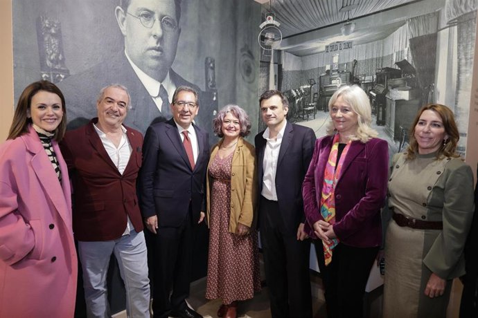 Mercedes Colombo, Antonio Pulido, Bruno García y Blanca Flores en la inauguración de la exposición 'Carnaval y Radio: cien años de sintonía en Cádiz' en la Fundación Cajasol.
