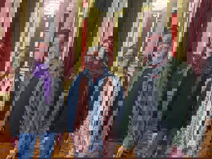 La diputada de Unidas Podemos en el Parlament , Cristina Gómez (c).