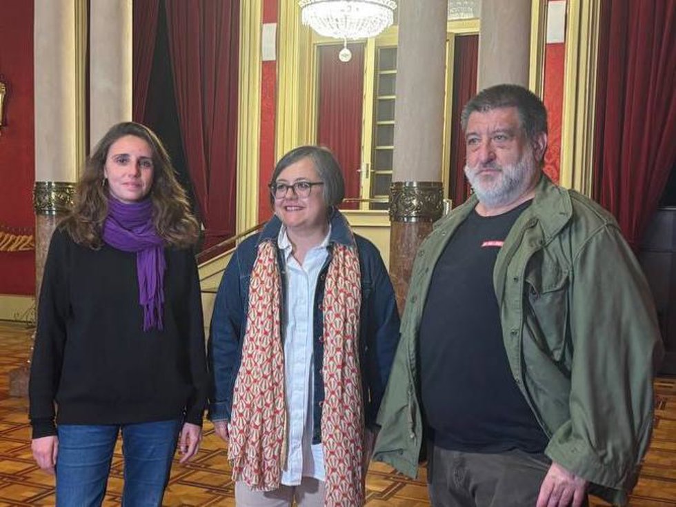 La diputada de Unidas Podemos en el Parlament , Cristina Gómez (c).