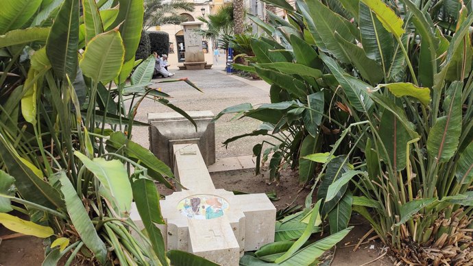 Tumban la cruz de la plaza Santísima Faz y el Ayuntamiento de Alicante lo investiga como un acto vandálico.