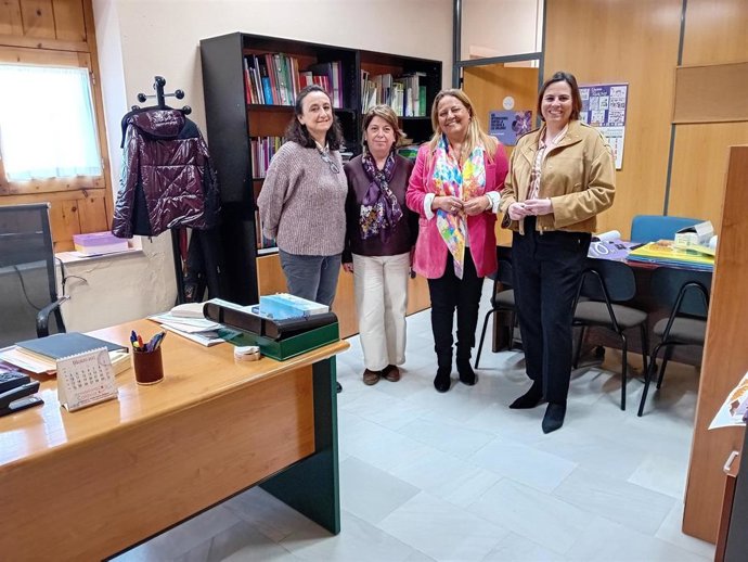 La delegada territorial, Ángela Hidalgo, en su visita al Centro Municipal de Información a la Mujer (CMIM) de Baeza.