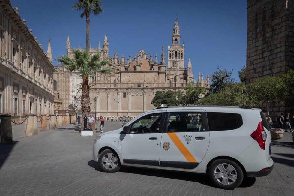 Un taxi adaptado para personas de movilidad reducida circulando cerca de la Catedral