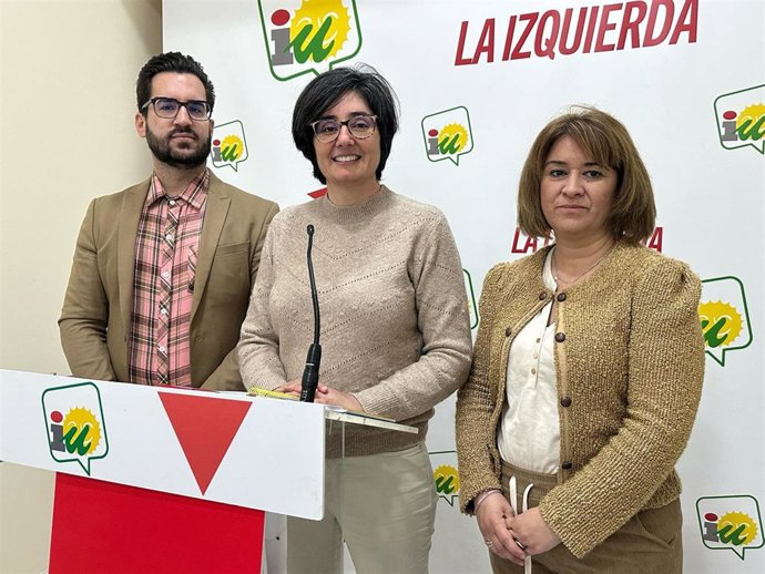 Carmen María Ruiz (centro), entre los también responsables de IU Córdoba José Carlos Ruiz e Irene Ruiz, en la sede provincial de su partido.